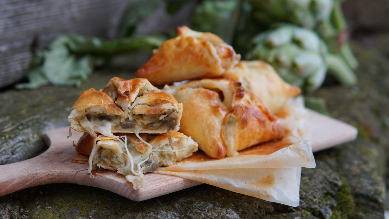 FAGOTTINI DI SFOGLIA CON CARCIOFI E PROVOLA FILANTI